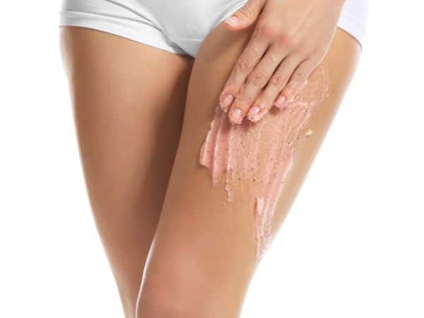scrub prima della depilazione per evitare follicolite