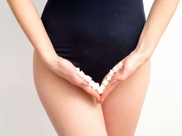 donna che evidenzia zona inguine per depilazione