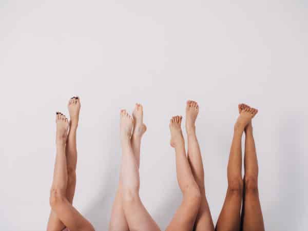 gambe depilate di quattro donne