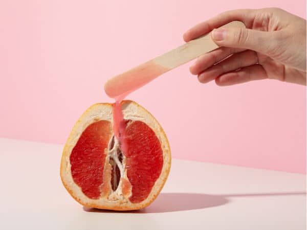arancia con cera come simbolo di depilazione intima