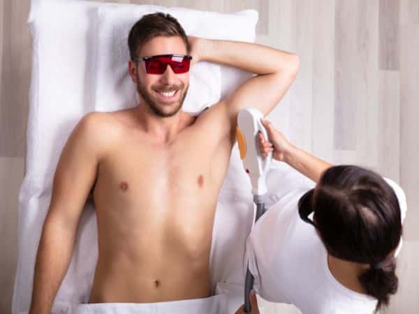 uomo che fa depilazione in un centro professionale