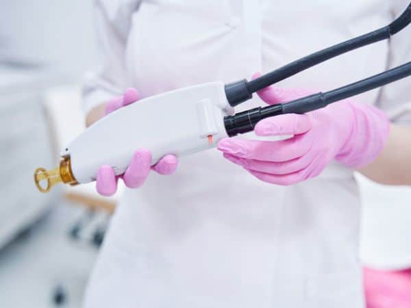 macchinario per depilazione laser alessandrite in preparazione per il trattamento
