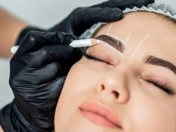 depilazione laser sopracciglia con disegno personalizzato su ragazza