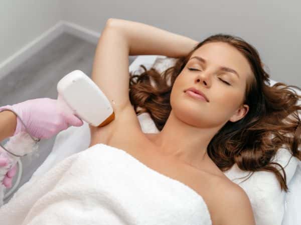depilazione laser su ascella donna