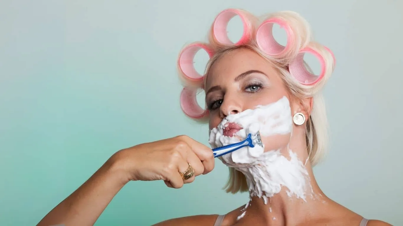 ragazza passa lametta su viso