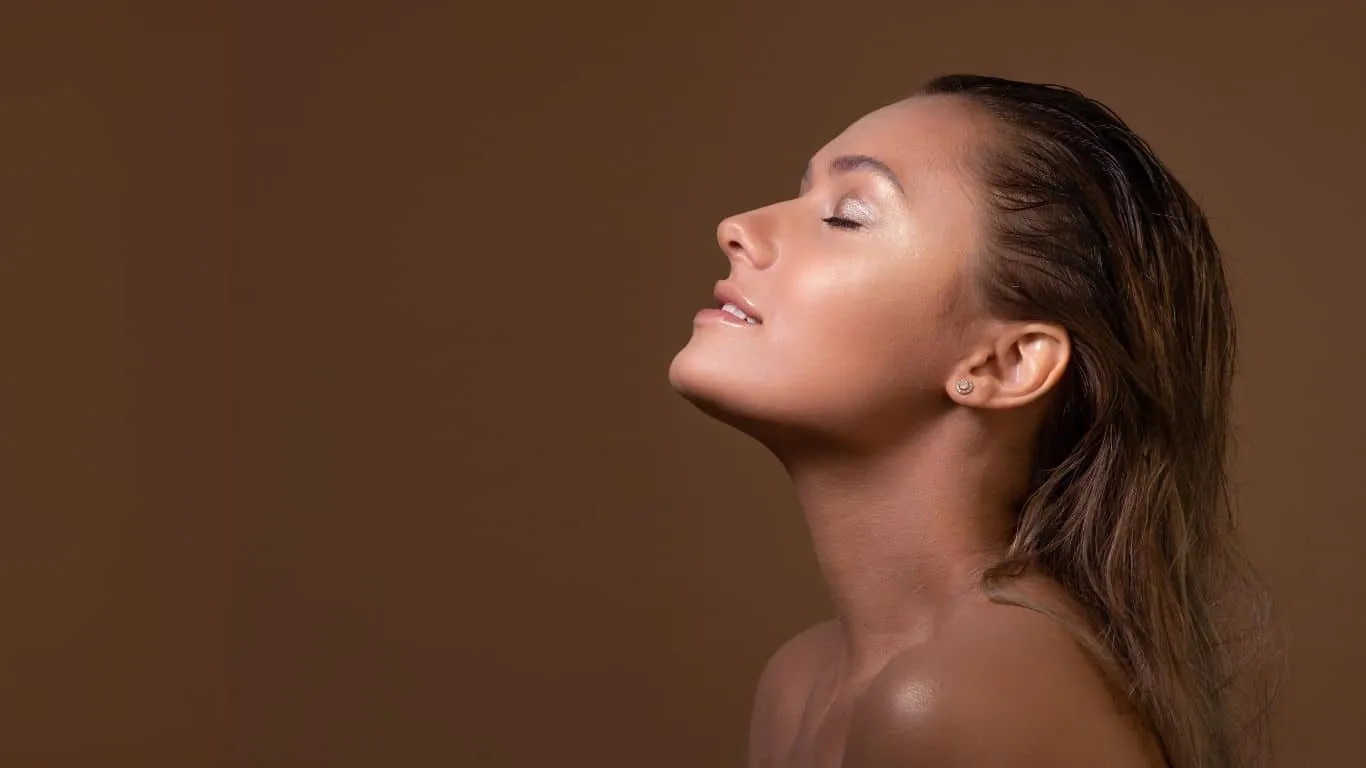 viso donna che ha fatto epilazione che prende sole