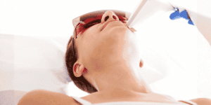 donna durante un trattamento epilazione laser peli collo