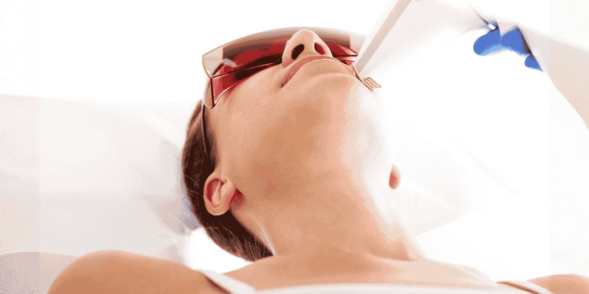 donna durante un trattamento epilazione laser peli collo