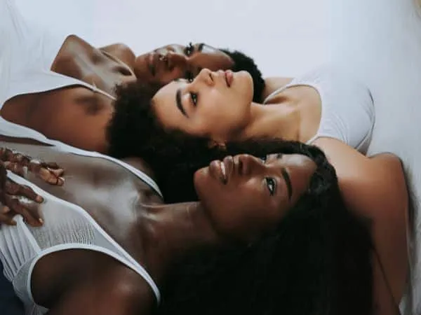 tre ragazze con pelle nera pronte per epilazione laser
