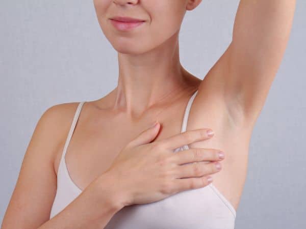 donna accarezza ascella dopo epilazione laser