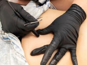 epilazione schiena donna con pinzette