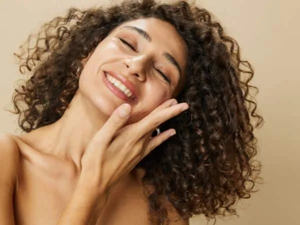 ragazza felice post trattamento epilazione viso