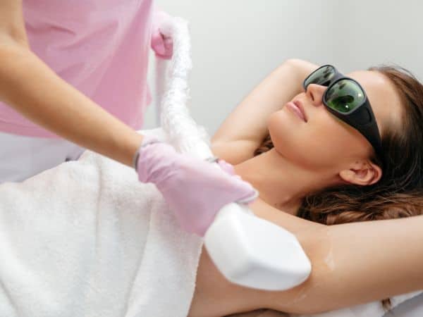 donna che fa trattamento laser per depilazione