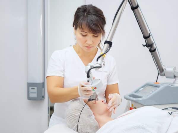 operatrice effettua nd yag laser rughe