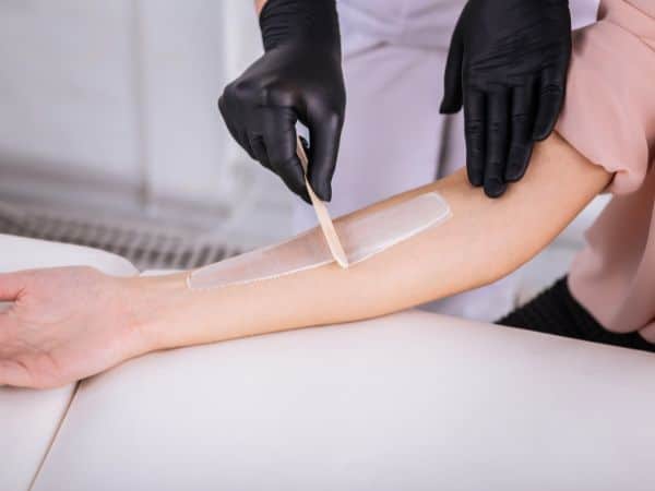 ceretta su braccia come metodo di depilazione